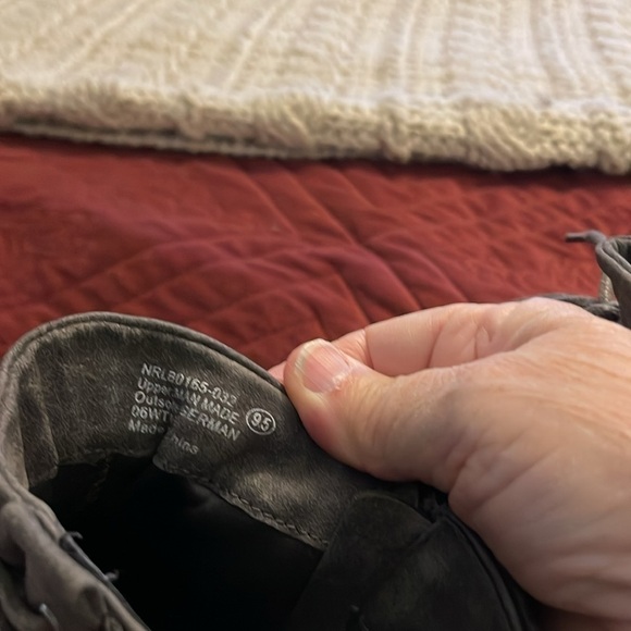 Women’s 9.5 ankle boots gray suede‎ feel. Side zipper lace up front for fit - Picture 5 of 8